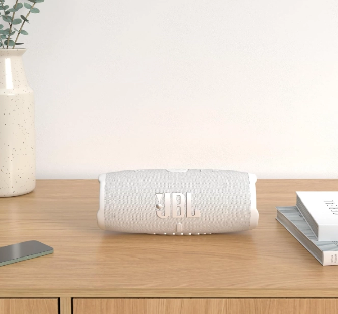 مكبر صوت محمول JBL Charge 5 باللون الأبيض (JBLCHARGE5WHT)