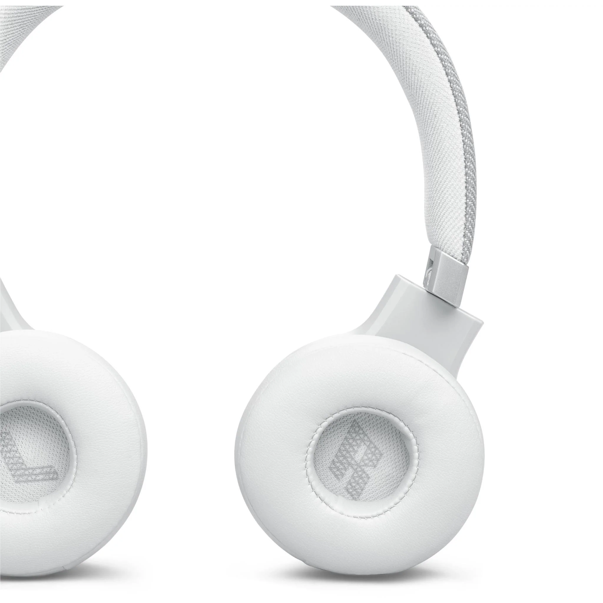 سماعات أذن لاسلكية JBL Live 670NC باللون الأبيض