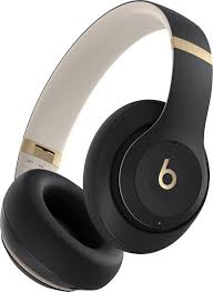 سماعات Beats Studio Pro اللاسلكية باللون الأسود والذهبي